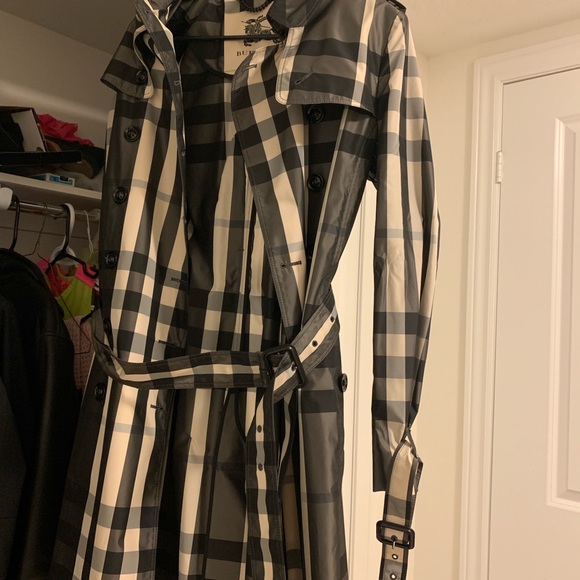 Burberry women rain coat - Picture 1 of 3